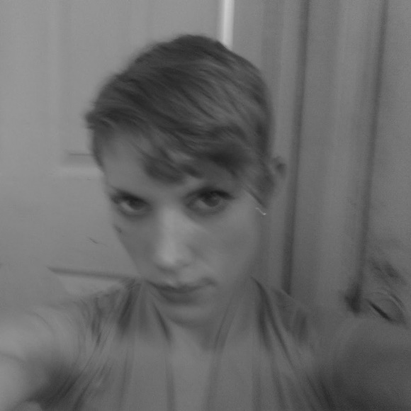 Meet your Posher, Holly - Picture 1 of 1